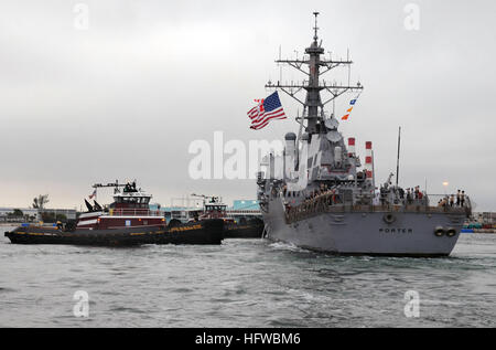 100426-N-1522S-001 PORT EVERGLADES, Fla. (26 aprile 2010) le visite-missile destroyer USS Porter (DDG 78) entra Port Everglades per l'inizio della settimana Marina Port Everglades. Questo è il ventesimo navy settimana a Port Everglades, sud della Florida la celebrazione annuale dei servizi marittimi. Settimana della Marina Port Everglades è uno dei 20 Navy settimane previsto attraverso l'America nel 2010. Navy settimane sono progettati per mostrare gli americani gli investimenti che hanno fatto nel loro marina e aumentare la consapevolezza in città che non hanno una significativa presenza della Marina. (U.S. Foto di Marina di Massa lo specialista di comunicazione 1a classe Lia Foto Stock