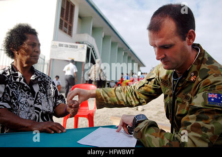 080811-N-1328S-001 Port Moresby, Papua Nuova Guinea (Agosto 11, 2008) Australian Royal Navy Chief Petty Officer Dave Dodson controlla i segni vitali di un paziente durante un partenariato Pacifico 2008 medical azione civica programma a Koki La Chiesa Avventista del Settimo Giorno. I militari di comando Sealift nave ospedale USNS misericordia (T-AH 19) è la principale piattaforma per il partenariato del Pacifico e ha avviato un gruppo multinazionale di medici e i tecnici professionisti provenienti dal settore militare e di organizzazioni non governative per fornire assistenza umanitaria ai diversi paesi entro la regione del Pacifico. (U.S. Foto della marina da Ma Foto Stock