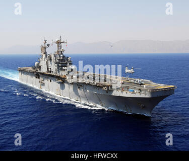 080827-N-2183K-172 mare rosso (Agosto 27, 2008) l'assalto anfibio nave USS Peleliu (LHA 5) conduce operazioni in Mar Rosso. Peleliu è distribuito negli Stati Uniti Quinta Flotta area di responsabilità sostenere le operazioni di sicurezza marittima. (U.S. Foto di Marina di Massa lo specialista di comunicazione 2a classe Dustin L. Kelling/RILASCIATO) Navy US 080827-N-2183K-172 l'assalto anfibio nave USS Peleliu (LHA 5) conduce operazioni in Mar Rosso Foto Stock