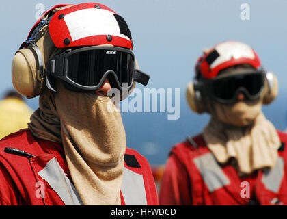 080905-N-2183K-073 Golfo di Aden (sett. 5, 2008) Membri di crash e il team di recupero in stand by per assistere i membri dell'equipaggio una revisione di un incendio simulato durante un ponte di volo drill incendio a bordo di un assalto anfibio nave USS Peleliu (LHA 5). Peleliu viene distribuito a supporto della sicurezza marittima le operazioni negli Stati Uniti Quinta Flotta area di responsabilità. (U.S. Foto di Marina di Massa lo specialista di comunicazione 2a classe Dustin Kelling/RILASCIATO) Navy US 080905-N-2183K-073 membri del crash e il team di recupero in stand by per assistere i membri dell'equipaggio una revisione di un incendio simulato durante un ponte di volo drill incendio a bordo della amphi Foto Stock