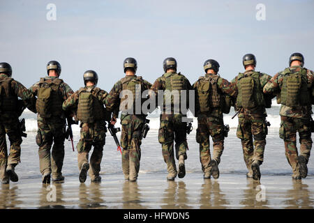 080910-N-9552M-091 SAN DIEGO (sett. 10, 2008) Crewman qualifica professionale (CQT) studenti ha colpito il surf prima di iniziare la formazione medica istruzione presso il Silver Strand spiaggia di Coronado, California CQT è un 14-settimana di formazione avanzata insegnamento del corso basic armi, marinaio, primo soccorso e unità di piccole dimensioni le tattiche di guerra speciale lottatori-craft Crewman (SWCC) partecipanti. SWCCs il funzionamento e la manutenzione della marina di inventario di avanguardia e ad alta velocità a barche usate per sostenere le guarnizioni in operazioni speciali missioni in tutto il mondo. (U.S. Foto di Marina di Massa lo specialista di comunicazione 2a classe Christopher Menzi Foto Stock