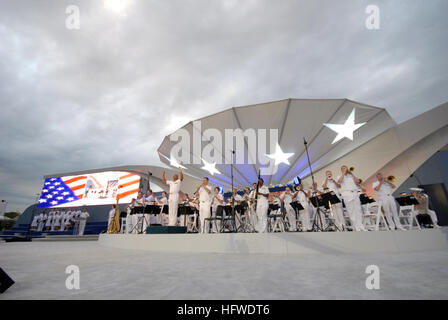 080911-N-0773H-052 Washington, D.C. (Sett. 11, 2008) Capt. George N. Thompson conduce la banda della marina militare, Sea Chanters chorus e il pubblico assemblati nelle prestazioni del 'Star Lamas Banner' per iniziare l'apertura pubblica del Pentagono Memoriale dedicato alle vittime della sett. 11, 2001 attacchi. Il Pentagono Memorial è il primo monumento nazionale dedicato agli eventi che hanno avuto luogo il 11 settembre 2001. (U.S. Foto di Marina dal musicista Chief Stephen Hassay/RILASCIATO) Navy US 080911-N-0773H-052 Capt. George N. Thompson conduce la banda della marina militare, Sea Chanters Foto Stock