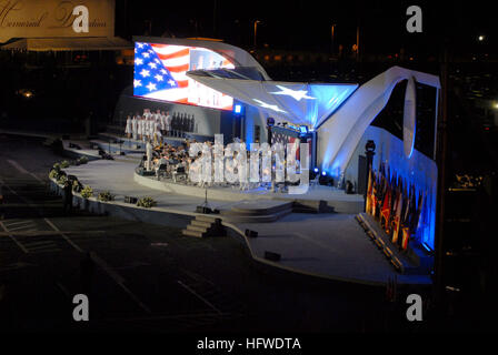 080911-N-0773H-128 Washington, D.C. (Sett. 11, 2008) La banda della marina militare e Sea Chanters chorus chiudere l'apertura pubblica del Pentagono Memoriale dedicato alle vittime della sett. 11, 2001 attacchi con 'Stelle e strisce per sempre." Il Pentagono Memorial è il primo monumento nazionale dedicato agli eventi che hanno avuto luogo il 11 settembre 2001. (U.S. Foto di Marina dal musicista Chief Stephen Hassay/RILASCIATO) Navy US 080911-N-0773H-128 la banda della marina militare e Sea Chanters chorus chiudere l'apertura pubblica del Pentagono Memoriale dedicato alle vittime della sett. 11, 2001 Foto Stock