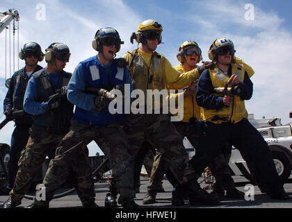 080915-N-8132M-028 Golfo del Messico (sett. 15, 2008) velisti assegnati a tribordo team flessibile di simulare la lotta contro gli incendi durante una lotta deck seminatrice sul ponte di volo dell'assalto anfibio nave USS Nassau (LHA 4). Nassau è in mare per un eventuale disastro della prontezza di risposta e la necessità di rendere le autorità civili l assistenza se chiamati a svolgere questa missione nella scia di Hurricane Ike. (U.S. Foto di Marina di Massa Specialista comunicazione Kiona M. Mckissack/RILASCIATO) Navy US 080915-N-8132M-028 velisti assegnati a tribordo team flessibile di simulare la lotta contro gli incendi Foto Stock