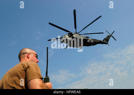 080919-N-1468B-063 Galveston in Texas (sett. 19, 2008) Lt. La Cmdr. Jason Arganbright dirige un CH-53 Super Stallion assegnato al 'Blackhawks' di elicottero segnalino mina misure (HM) 15 a terra su sfere Senior High School di un campo da calcio in Galveston, Texas. HM-15 sta conducendo operazioni di volo a Galveston, Texas, per sostenere le autorità civili nel disaster recovery come indicato dopo il passaggio dell uragano Ike. (U.S. Navy foto di tenente j.g. Lydia Bock/RILASCIATO) Navy US 080919-N-1468B-063 Lt. La Cmdr. Jason Arganbright dirige un CH-53 Super Stallion Foto Stock