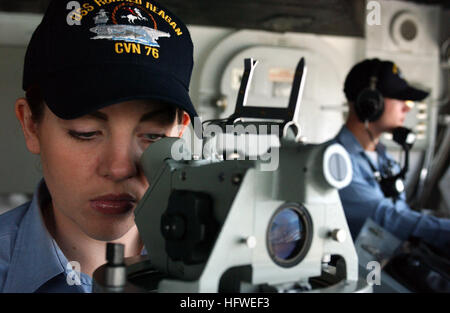 050624-N-8148A-017 San Diego, California (24 giugno 2005) - Aviazione Ordnanceman 3rd Class Dylan Dentremont, destra, sorge una pistola orologio di controllo sotto istruzione, mentre da bombardieri mate 1. Classe Valerie McNairy guarda attraverso una bussola giroscopica per il cuscinetto di un punto di riferimento. USS Ronald Reagan (CVN 76) sta tornando ai suoi homeport della Naval Air Station North Island dopo la conduzione di routine le operazioni di carrier. Stati Uniti Navy foto dal fotografo di Mate 2a classe Kitt Amaritnant (rilasciato) Navy US 050624-N-8148A-017 Aviation Ordnanceman 3rd Class Dylan Dentremont, destra, sorge una pistola orologio di controllo Foto Stock