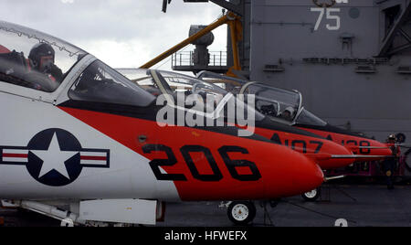 050624-N-5345W-097 Oceano Atlantico (24 giugno 2005) Ð tre T-45un astore velivoli trainer assegnati alla formazione Air Wing un resto di fronte all'isola sul ponte di volo a bordo della USS Harry Truman (CVN 75) mentre i piloti a prepararsi per il loro giro di lancio. La Nimitz-aeromobili di classe carrier è attualmente in mare la conduzione di qualifiche. Stati Uniti Navy foto dal fotografo compagno del 3° di classe Kristopher Wilson (rilasciato) Navy US 050624-N-5345W-097 tre T-45un astore velivoli trainer assegnati alla formazione Air Wing un resto di fronte all'isola sul ponte di volo a bordo della USS Harry Truman (CVN Foto Stock