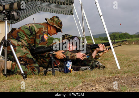 050627-A-2545J-007 Fort Sam Houston, Texas (27 giugno 2005) - USA La riserva di esercito Sgt. Il Mag. Robert Payne, sinistra, incarica U.S. Navy Guardiamarina Jake Rankinen sul corretto posizionamento del corpo durante il fuoco vivo rendimento di tiro di formazione presso l'U.S. Le forze congiunte di sviluppo leader militari e competenze Corso di formazione tenuto a Fort Sam Houston. Il guardiamarina Rankinen è un U.S. Navy Reserve Officer Training Corps (ROTC) studente presso il Rensselaer Polytechnic Institute di Troy, N.Y. Stati Uniti Foto dell'esercito da Master Sgt. D. Keith Johnson (rilasciato) Navy US 050627-A-2545J-007 U.S. La riserva di esercito Sgt. Il Mag. Robert Payne, sinistro Foto Stock