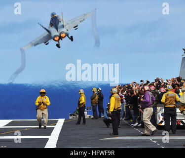 081006-N-7981ES-278 OCEANO PACIFICO (ott. 6, 2008) tiger partecipanti Crociera a bordo della portaerei USS Abraham Lincoln (CVN 72) guarda da dietro il ponte di volo fallo linee come un F/A-18C Hornet assegnato a "vigilantes' di Strike Fighter Squadron (VFA) 151 lancia a partecipare in un Carrier aria Wing (CVW) antenna 2 Modifica del comando cerimonia. Lincoln e CVW 2 sono di ritorno da una di sette mesi di distribuzione per gli Stati Uniti Navy Quinta Flotta area di responsabilità. Stati Uniti Foto di Marina di Massa lo specialista di comunicazione 2a classe James R. Evans (rilasciato) Navy US 081006-N-7981ES-278 Tiger Cruise partecipanti Foto Stock