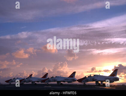 050627-N-4308O-007 Oceano Atlantico (27 giugno 2005) - T-45un astore trainer aeromobili, assegnato alla formazione di ali di aria uno e due (TW-1, TW-2), bloccate e incatenato al ponte di volo a bordo della Nimitz-class portaerei USS Harry Truman (CVN 75) prima del giorno di lancio prima e di evoluzione di recupero. La T-45un astore è utilizzato per intermedi e avanzati di porzioni della Marina Militare di formazione pilota per il programma di supporto jet aviation e Tactical Strike missioni. Truman è attualmente in mare la conduzione di qualifiche. Stati Uniti Navy foto dal fotografo compagno del 3° di classe Ryan O'Connor (rilasciato) US Foto Stock