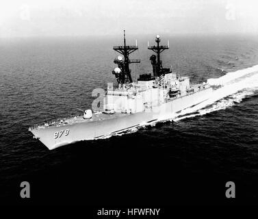 Porta antenna bow vista del cacciatorpediniere USS CONOLLY (DD-979) in corso. USS Conolly (DD-979) porta antenna bow view 1982 Foto Stock