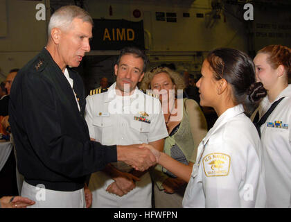 081013-N-0515W-047 SAN FRANCISCO (ott. 13, 2008) Vice Adm. Samuel Locklear III, commander, U.S. Terza flotta, colloqui con gli Stati Uniti Mare navale cadetti durante un ricevimento a bordo dell'assalto anfibio nave USS Bonhomme Richard (LHD 6) nella celebrazione del 233rd NavyÕs compleanno. (U.S. Foto di Marina di Massa lo specialista di comunicazione 2a classe Drew Williams/RILASCIATO) Vice Adm. Samuel Locklear III COLLOQUI CON GLI STATI UNITI Mare navale Cadetti - 081013-N-0515W-047 Foto Stock