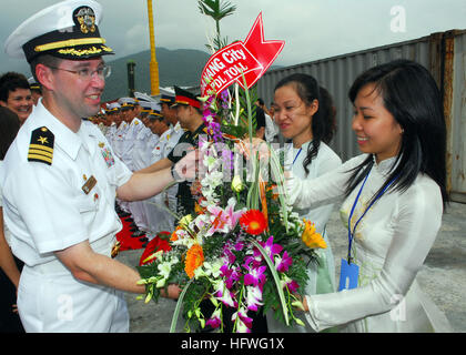 081018-N-3483C-002 Da Nang, Vietnam (ott. 18, 2008) della Cmdr. James Jones, comandante della guidato-missile destroyer USS Mustin (DDG 89), accetta i fiori in un lato del molo cerimonia di benvenuto. Mustin, con un equipaggio di circa 300 marinai, è in Vietnam per una porta programmata visita. Stati Uniti Foto di Marina di Massa lo specialista di comunicazione 2a classe Robert S. Cole (rilasciato) Navy US 081018-N-3483C-002 della Cmdr. James Jones, comandante della guidato-missile destroyer USS Mustin (DDG 89), accetta i fiori in un lato del molo cerimonia di benvenuto Foto Stock