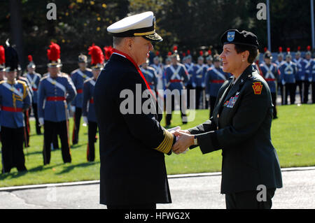 081019-N-8273J-223 WAYNE, Pa. (ott. 19, 2008) Capo di operazioni navali (CNO) Adm. Gary Roughead, sinistra, viene presentato il Bob Hope Five Star Award per il servizio distinto per l'America da Valley Forge Military Academy and College (VFMAC) dall esercito il Mag. Gen. Jessica L. Wright. Un 1969 laureato della VFMAC, Roughead è il venticinquesimo del destinatario del premio. (U.S. Foto di Marina di Massa lo specialista di comunicazione 1a classe Tiffini M. Jones/RILASCIATO) Navy US 081019-N-8273J-223 Capo di operazioni navali (CNO) Adm. Gary Roughead, sinistra, viene presentato il Bob Hope Five Star Award per il servizio distinto per l'America Foto Stock