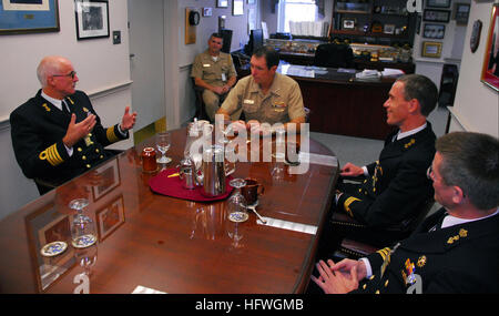 081030-N-7705S-008 Norfolk, Virginia (ott. 30, 2008) visitando Capt. Peter de Harder, commander, Paesi Bassi Servizio sottomarino, sinistra, chat con Vice Adm. John J. Donnelly, commander, Submarine Force, durante una recente visita e pranzo al Comandante, Submarine Force headquarters. Lt. La Cmdr. Geordie Klein, comandante del sommergibile olandese HNLMS tricheco (S 802), e quella della Cmdr. Jeroen van Zaalen, sottomarino funzionario di pianificazione. Il sommergibile olandese HNLMS trichechi è in visita Naval Station Norfolk a seguito di otto giorni di esercizio a siluro con il Los Angeles-class attack submarine USS Dallas (SSN 700) e oliva Foto Stock