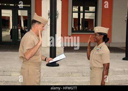 081103-N-6138K-032 napoli, Italia (nov. 3, 2008) Chief Warrant Officer (CWO ti) 5 Donna Gialone recita il giuramento di ufficio con il cap. Pete Frano durante la sua cerimonia di promozione. Gialone è il terzo donna afro-americana ad essere avanzata al rango di CWO ti 5, una comunità di 25 marinai. Stati Uniti Foto di Marina di Massa lo specialista di comunicazione 2a classe Gary Keen (rilasciato) Navy US 081103-N-6138K-032 Chief Warrant Officer (CWO ti) 5 Donna Gialone recita il giuramento di ufficio con il cap. Pete Frano durante la sua cerimonia di promozione Foto Stock