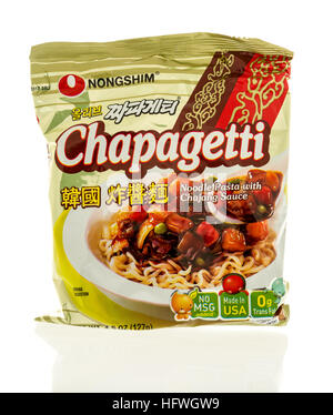 Winneconne, WI - 22 dicembre 2016: Pacchetto o Nongshim chapagetti noodles isolato su un background. Foto Stock