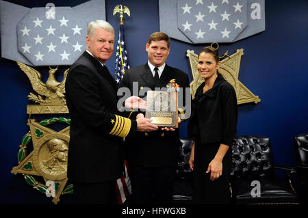 081104-N-8273J-052 WASHINGTON (nov. 4, 2008) Capo di operazioni navali (CNO) Adm. Gary Roughead onori della Cmdr. Robert E. Smith, insieme con la moglie Cindy con il Vice Adm. James B. Stockdale Leadership Award nel corso di una cerimonia alla PentagonÕs Hall of Heroes. Stati Uniti Foto di Marina di Massa lo specialista di comunicazione 1a classe Tiffini M. Jones/RILASCIATO) Navy US 081104-N-8273J-052 Capo di operazioni navali (CNO) Adm. Gary Roughead onori della Cmdr. Robert E. Smith, insieme con la moglie Cindy con il Vice Adm. James B. Stockdale Leadership Award Foto Stock