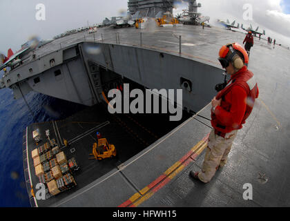 081107-N-1038M-049 OCEANO PACIFICO (nov. 7, 2008) portaerei USS George Washington (CVN 73) aria artigliere, Chief Warrant Officer Steven Miller, orologi Aviation Ordnancemen munizioni di carico su un elevatore durante un trasferimento di armi con la forza militare di comando Sealift munizioni nave USNS Shasta (T-AE 33). Il permanentemente in avanti distribuito George Washington Carrier Strike gruppo sta conducendo attività di formazione nell'Oceano Pacifico per innalzare il livello di prontezza operativa. (U.S. Foto di Marina di Massa Specialista comunicazione marinaio Anthony R. Martinez/RILASCIATO) Navy US 081107-N-1038M-049 auto di aeromobili Foto Stock