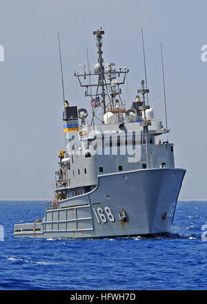 Il rimorchiatore oceanico della flotta del Military Sealift Command USNS Catawba (T-ATF 168) si prepara per un trasferimento del personale con l'incrociatore missilistico guidato USS Vella Gulf (CG 72), schierato con il gruppo di sciopero Iwo Jima a supporto delle operazioni di sicurezza marittima nella zona di responsabilità della 5th Fleet. Foto Stock