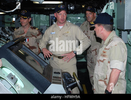 081112-N-0803S-001, Manama Bahrain (nov. 12, 2008) della Cmdr. Kurt Kastner, centro, comandante del trasporto anfibio dock nave USS San Antonio (LPD 17) descrive le funzionalità della nave a Vice Adm. Bill Gortney, comandante della U.S. Forze Navali del comando centrale, durante una visita di superficie marina Association (SNA) Golfo Arabico Capitolo. San Antonio è distribuito come parte dell'Iwo Jima Expeditionary Strike gruppo sostenere le operazioni di sicurezza marittima NEGLI STATI UNITI Quinta Flotta area di responsabilità. (U.S. Foto di Marina di Massa lo specialista di comunicazione 2a classe Nathan Schaeffer/RILASCIATO) US Foto Stock