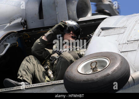 081114-N-3659B-173 OCEANO PACIFICO (nov. 14, 2008) Aircrewman navale 2a classe Jeremy Thomas guarda fuori dalla porta di un SH-60F Sea Hawk assegnato al 'Cavalieri Neri' di elicottero Anti-Submarine Squadron (HS) 4 durante il suo avvicinamento alla Nimitz-class portaerei USS Ronald Reagan (CVN 76) durante un rifornimento verticale con la forza militare di comando Sealift fast combattere la nave appoggio USNS Ponte (T-AOE 10). Ronald Reagan è su una distribuzione programmata operanti negli Stati Uniti 7 flotta area di responsabilità. (U.S. Foto di Marina di Massa lo specialista di comunicazione 2a classe Joseph M. Buliavac/RILASCIATO) Noi Na Foto Stock