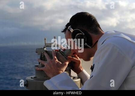 081117-N-1635S-001 Honolulu, Hawaii (nov. 17, 2008) Intendente di terza classe Christopher Ponti utilizza un alidada di adottare cuscinetti dal O-9 livello della Nimitz-class portaerei USS Ronald Reagan (CVN 76) come essi tirare nel porto di perla. Ronald Reagan port visita alle Hawaii consentirà più di 1000 i familiari e gli amici di imbarcarsi per una crociera di Tiger. Il Ronald Reagan Carrier Strike gruppo è su una distribuzione programmata operanti negli Stati Uniti 7 flotta area di responsabilità. (U.S. Foto di Marina di Massa lo specialista di comunicazione di terza classe Joshua Scott/RILASCIATO) Navy US 081117-N-1635S-001 qu Foto Stock