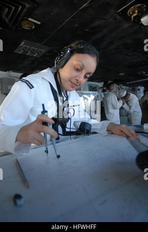 081117-N-3610L-067 Honolulu, Hawaii (nov. 17, 2008) Intendente di terza classe Desiree Semma, da Chicago, aggiornamenti un cambiamento di tracciatura del ponte della Nimitz-class portaerei USS Ronald Reagan (CVN 76). Ronald Reagan è su una distribuzione programmata operanti negli Stati Uniti 7 flotta area di responsabilità. (U.S. Foto di Marina di Massa lo specialista di comunicazione di terza classe Torrey W. Lee/RILASCIATO) Navy US 081117-N-3610L-067 Intendente di terza classe Desiree Semma aggiorna un cambiamento di tracciatura Foto Stock