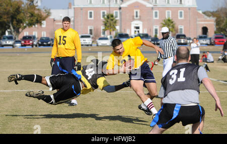 081206-N-5328N-399 PENSACOLA, Fla. (dec. n. 6, 2008) quarterback Navy Marine Corps Staff Sgt. Trevor Claypool corre attraverso l'esercito difesa durante la sesta annuale Army-Navy bandiera del gioco del calcio presso il Centro per le informazioni di posizione dominante Corry Station. La marina ha sconfitto la squadra dell' esercito 14-0. (U.S. Navy foto di Gary Nichols/RILASCIATO) Navy US 081206-N-5328N-399 Navy quarterback Marine Corps Staff Sgt. Trevor Claypool corre attraverso l'esercito difesa durante la sesta annuale Army-Navy bandiera del gioco del calcio Foto Stock