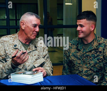 081208-N-7862M-003 BAHRAIN (dec. n. 8, 2008) R. Lee Ermey, un pensionato Marine Corps gunnery sergente e attore, sinistra, segni un autografo per Lancia Cpl. Jay Clayton, assegnato a U.S. 3a flotta anti-terrorismo Security Team Company, quarto plotone, alla libertà Souq palestra presso U.S. Supporto navale attività Bahrain. Ermey, meglio conosciuto per il suo ruolo come Gunnery Sergente Hartman nel 1987 film 'Full Metal Jacket' e come ospite della storia popolare programma di canale di chiamata ÒMail,Ó era a NSA Bahrain durante una visita a Navy Regione Asia Sud-ovest per offrire pacchetti regalo per il comandante, Installazioni Navy virgola Foto Stock