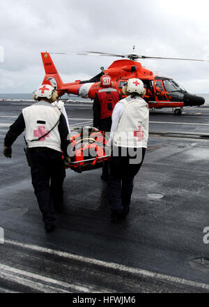 081214-N-9898L-108 OCEANO PACIFICO (dec. n. 14, 2008) un ferito marinaio mercantile dal cargo liberiano nave 'Marie Rickmers' è preso da una guardia costiera MH-65 Delfino elicottero dopo essere stata stabilizzata dal punto di vista medico a bordo della USS Abraham Lincoln (CVN 72). Il marinaio fu evacuata a Lincoln la notte precedente da un San Diego Coast Guard elicottero e stabilizzata prima di essere volato a San Francisco per il trattamento. Lincoln è in corso di addestramento e supporto delle qualifiche. (U.S. Foto di Marina di Massa lo specialista di comunicazione di terza classe Geoffrey Lewis/RILASCIATO) Navy US 081214-N-9898L-108 un ferito merchan Foto Stock