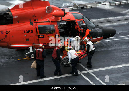 081214-N-7981ES-144 OCEANO PACIFICO (dec. n. 14, 2008) un ferito marinaio mercantile dal cargo liberiano nave 'Marie Rickmers' è caricato su un Coast Guard MH-65 Delfino elicottero dopo la ricezione essendo stabilizzata dal punto di vista medico a bordo della USS Abraham Lincoln (CVN 72). Il marinaio fu evacuata a Lincoln la notte precedente da un San Diego Coast Guard elicottero e stabilizzata prima di essere volato a San Francisco per il trattamento. Lincoln è in corso di addestramento e supporto delle qualifiche. (U.S. Foto di Marina di Massa lo specialista di comunicazione 2a classe James R. Evans/RILASCIATO) Navy US 081214-N-7981ES-144 un in Foto Stock