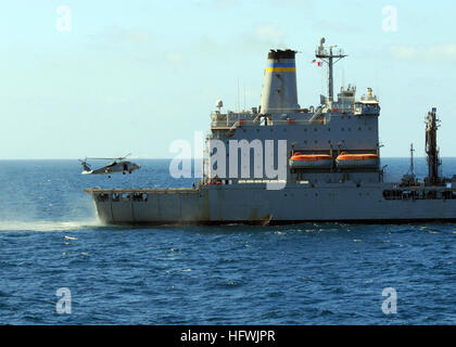 081217-N-1082Z-038 OCEANO INDIANO (dec. n. 17, 2008) Lt. Scott Miller, da Philadelphia, terre una SH-60B da elicottero squadrone Anti-Submarine luce (HSL) 42, di distacco 1, a bordo i militari Sealift il comando della flotta oliatore di rifornimento USNS Tippecanoe (T-AO 199) durante un trasferimento di personale con le visite-missili cruiser USS Vella Gulf (CG 72). Miller ha raggiunto il suo millesimo registrati ora di tempo di volo durante il volo. Vella golfo è distribuito come parte dell'Iwo Jima Expeditionary Strike gruppo sostenere le operazioni di sicurezza marittima NEGLI STATI UNITI Quinta Flotta area di responsabilità. (U.S. Foto della marina da Ma Foto Stock