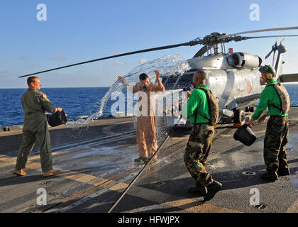 081217-N-1082Z-049 OCEANO INDIANO (dec. n. 17, 2008) Lt. Scott Miller, da Philadelphia, è raffreddato da velisti da elicottero squadrone Anti-Submarine luce (HSL) 42, di distacco 1, a bordo guidato-missili cruiser USS Vella Gulf (CG 72) dopo aver registrato 1.000 ore di tempo di volo. Vella golfo è distribuito come parte dell'Iwo Jima Expeditionary Strike gruppo sostenere le operazioni di sicurezza marittima NEGLI STATI UNITI Quinta Flotta area di responsabilità. (U.S. Foto di Marina di Massa lo specialista di comunicazione 2a classe Jason R. Zalasky/RILASCIATO) Navy US 081217-N-1082Z-049 Lt. Scott Miller è raffreddato da Sai Foto Stock