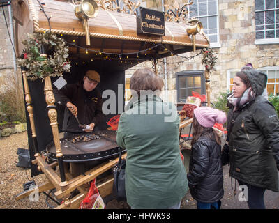 Un tradizionale castagne arrosto stallo a un mercato invernale. Foto Stock