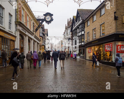 La High street in Winchester, Hampshire, Inghilterra durante il tempo di Natale Foto Stock