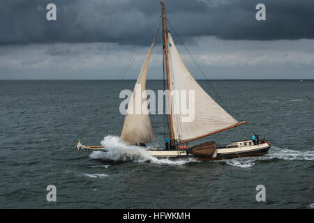 Il Wadden Sea UNESCO - Sito Patrimonio dell'umanità. Barca a vela olandese sul Waddenzee su un tradizionale Tjalk nave a vela. Barca a vela da Vlieland, Paesi Bassi Foto Stock
