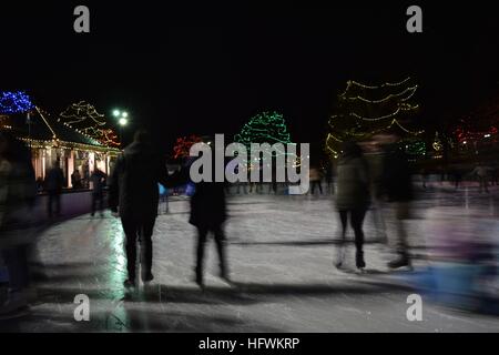 Boston la famosa Frog Pond pista di pattinaggio su ghiaccio in Boston Common su Beacon Hill. Foto Stock