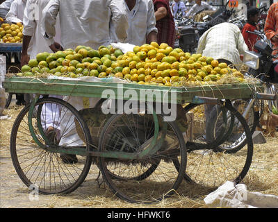 Manghi per la vendita nel mercato locale di Pune, Maharashtra, India Foto Stock