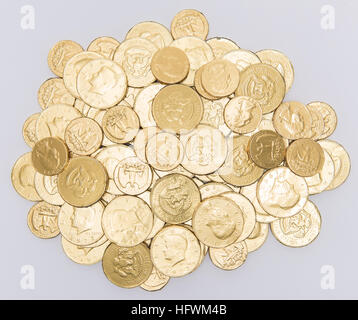 Di lamina di oro di cioccolato avvolto in monete metalliche in una pila Foto Stock