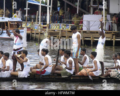 Vallamkali, la tradizionale corsa in barca con serpenti, è il momento culminante del festival Onam. Lago PUNNAMADA, Alappuzha, Kerala. Agosto-settembre Foto Stock