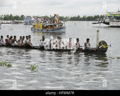 Vallamkali, la tradizionale corsa in barca con serpenti, è il momento culminante del festival Onam. Lago PUNNAMADA, Alappuzha, Kerala. Agosto-settembre Foto Stock