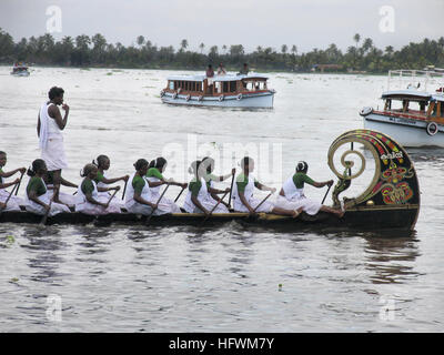 Vallamkali, la tradizionale corsa in barca con serpenti, è il momento culminante del festival Onam. Lago PUNNAMADA, Alappuzha, Kerala. Agosto-settembre Foto Stock