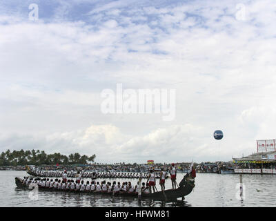 Vallamkali, la tradizionale corsa in barca con serpenti, è il momento culminante del festival Onam. Lago PUNNAMADA, Alappuzha, Kerala. Agosto-settembre Foto Stock