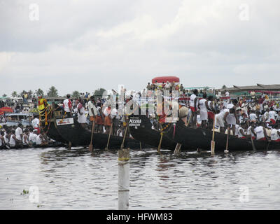 Vallamkali, la tradizionale corsa in barca con serpenti, è il momento culminante del festival Onam. Lago PUNNAMADA, Alappuzha, Kerala. Agosto-settembre Foto Stock