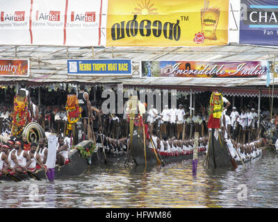 Vallamkali, la tradizionale corsa in barca con serpenti, è il momento culminante del festival Onam. Lago PUNNAMADA, Alappuzha, Kerala. Agosto-settembre Foto Stock