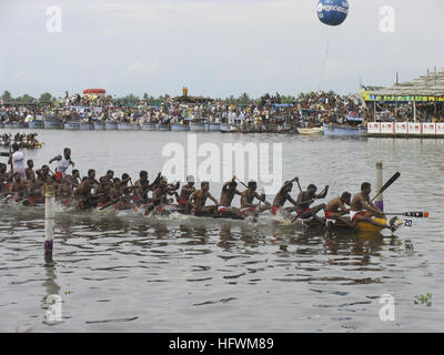 Vallamkali, la tradizionale corsa in barca con serpenti, è il momento culminante del festival Onam. Lago PUNNAMADA, Alappuzha, Kerala. Agosto-settembre Foto Stock