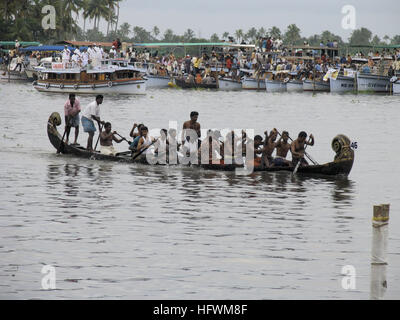 Vallamkali, la tradizionale corsa in barca con serpenti, è il momento culminante del festival Onam. Lago PUNNAMADA, Alappuzha, Kerala. Agosto-settembre Foto Stock