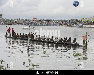 Vallamkali, la tradizionale corsa in barca con serpenti, è il momento culminante del festival Onam. Lago PUNNAMADA, Alappuzha, Kerala. Agosto-settembre Foto Stock