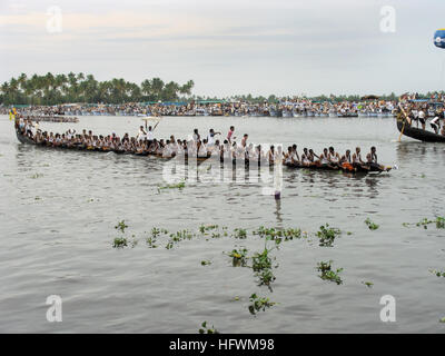 Vallamkali, la tradizionale corsa in barca con serpenti, è il momento culminante del festival Onam. Lago PUNNAMADA, Alappuzha, Kerala. Agosto-settembre Foto Stock